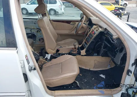 2000 Mercedes-Benz E 320 z USA, uszkodzony, nr VIN WDBJF65J9YB110941